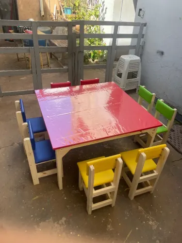 Mesa infantil com 8 lugares para crianças