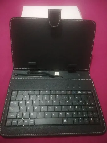Capa para tablet com teclado sete polegadas.