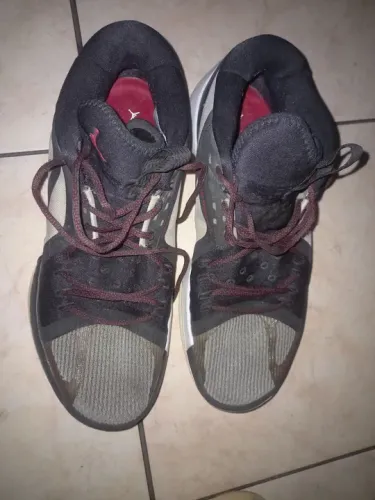 Tênis esportivo Air Jordan tamanho 44 forma normal usado