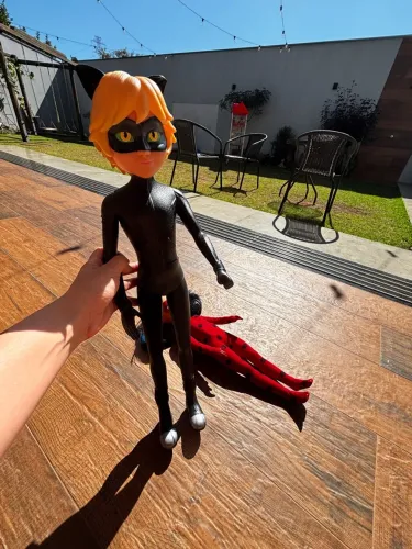 Bonecos Miraculous Cat Noir e Ladybug