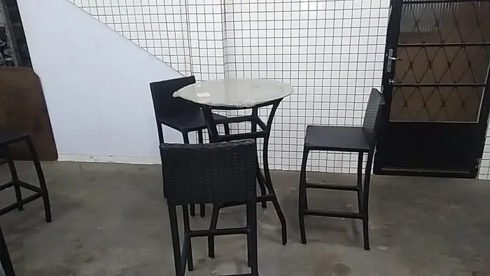 Jogo bistrô com 4 banquetas e mesa de 60cm de diâmetro 
