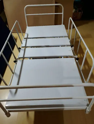 Cama articulada manual, 3 manivelas. A retirar.