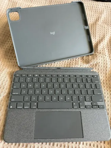 Capa com teclado Logitech Combo Touch para IPad Pro 11?