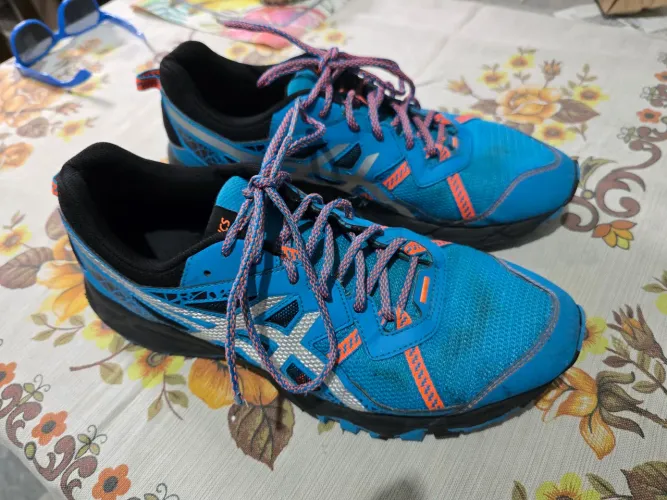 Tênis Asics Azul com Detalhes Laranja