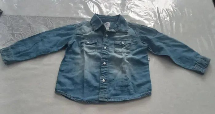 Uma camisa infantil  jeans  12 meses 