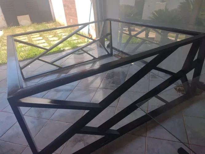 Mesa de vidro com base de metal