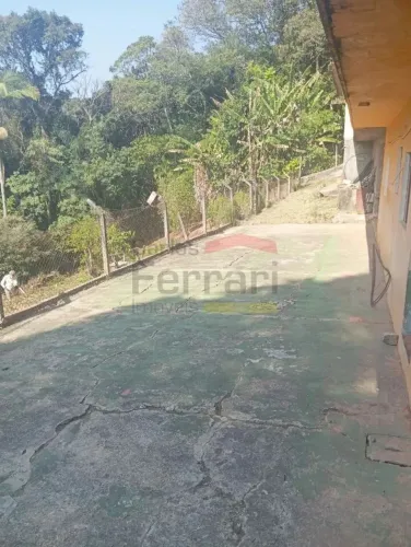 Comércio com casas na Estrada Stª Inês