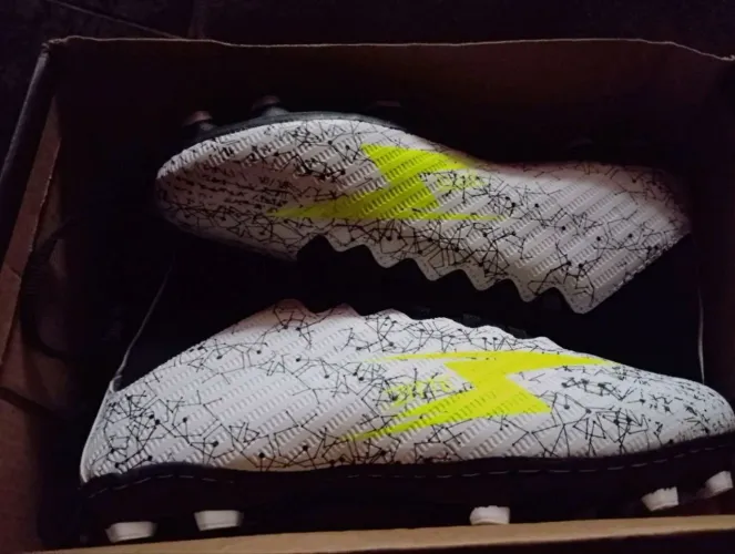 CHUTEIRA DE CAMPO BOTINHA BRANCA