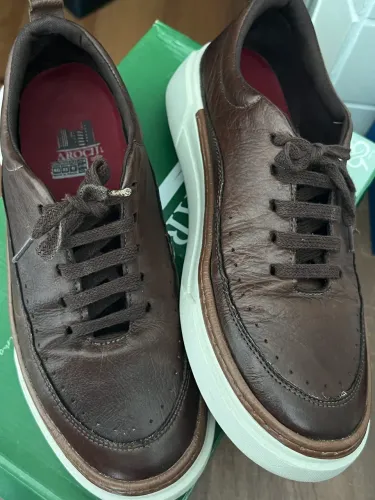 Sapatênis Laroche Couro Marrom - Conforto e Estilo!