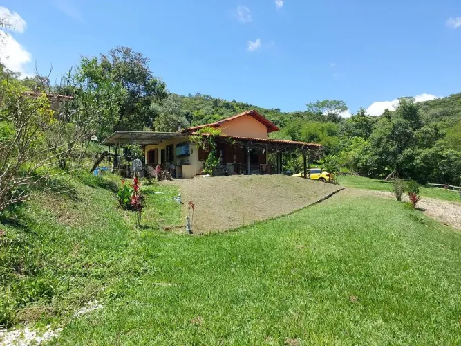 REFÚGIO COMPLETO A 45KM DE BH: Varanda com Vista, Mata Nativa e 2 km da BR-381.