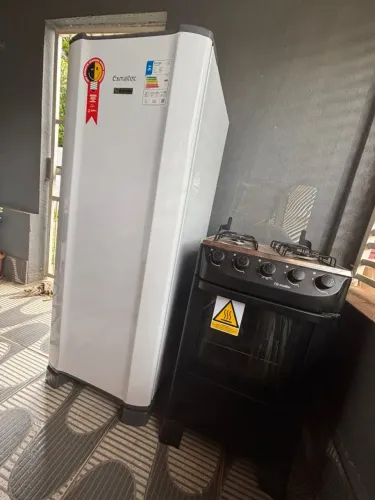 Geladeira Esmaltec + Fogão 4 bocas ( 6 meses de uso, semi-novos) entrego