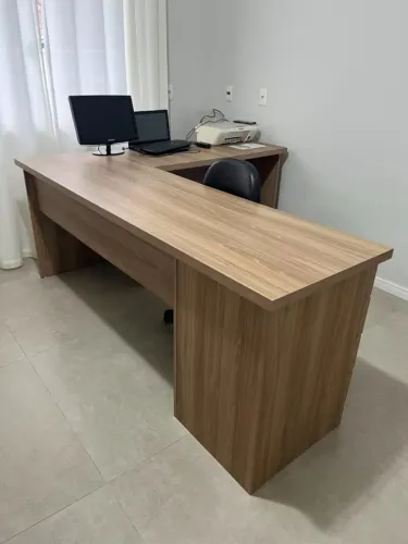 Mesa de escritório em perfeito estado