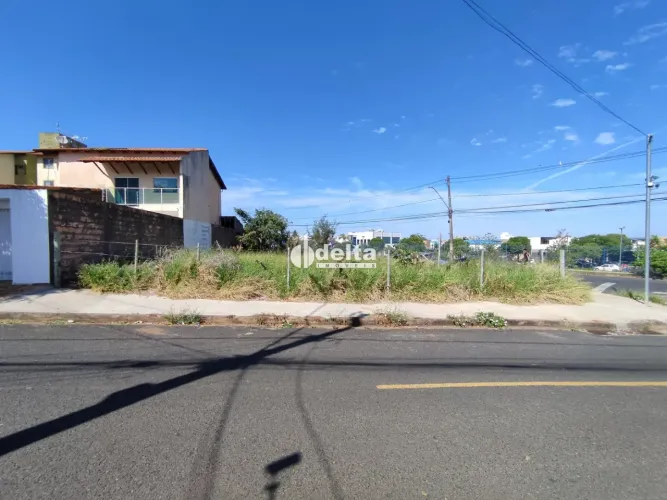 Terreno de 283 m², disponível para venda no bairro Granada em Uberlândia-MG