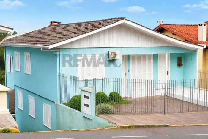 Casa de Mista com 2 moradias Independentes