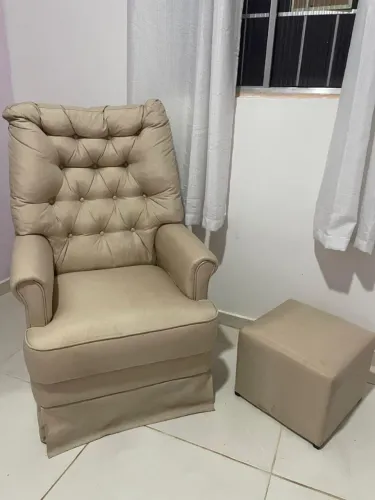 Poltrona muito nova 700