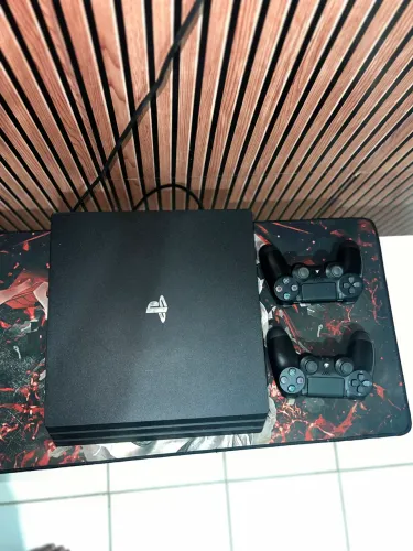 PLAYSTATION 4 PRO 1T ,DOIS CONTROLES EM EXCELENTE ESTADO