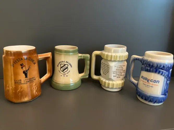Curiosa coleção de canecos de chopp
