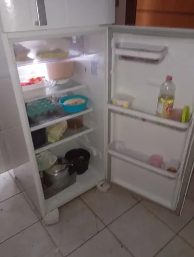 Vendo geladeira semi nova em bom estado