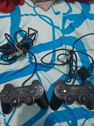 2 Controles de PlayStation 2 (1 Original Sony + 1 Genérico)