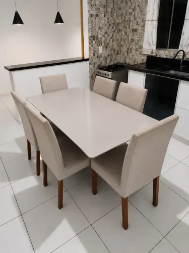 Mesa com 6 cadeiras