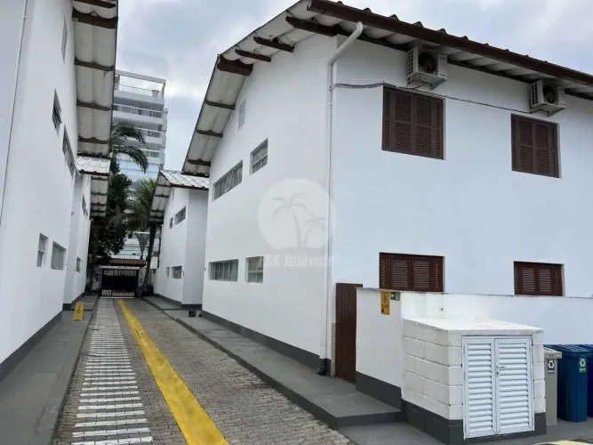 Casa em világio, 2 dormitórios, à venda no Centro de Bertioga.