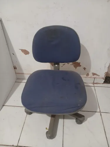 Cadeira de Escritório e Secretária.