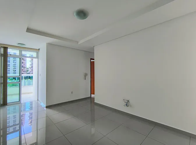 Quarto e sala com planejados, varanda e vaga para locação