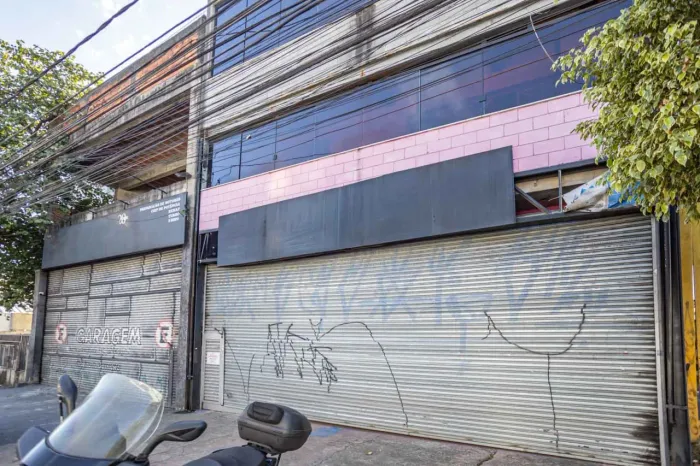 Prédio comercial na Avenida General Pedro Pinho, 849 500 m²