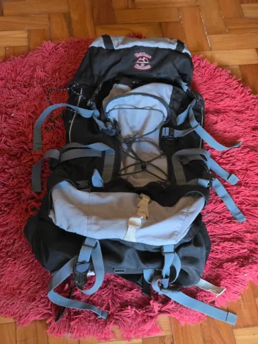 Mochila de acampamento ? Trilhas e rumos. Ótimo estado.