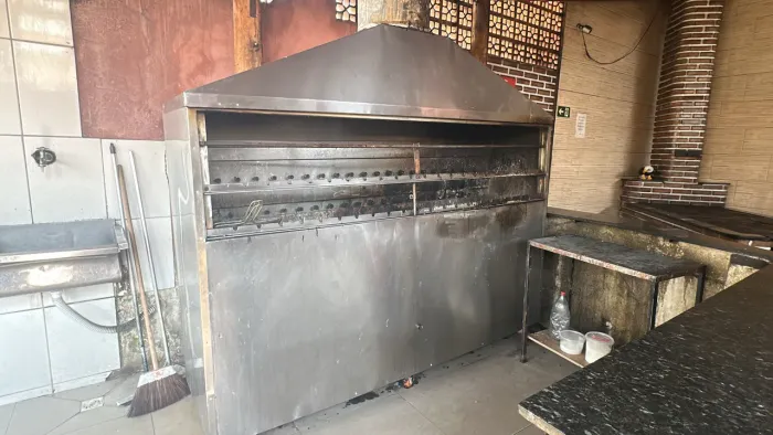Churrasqueira Inox Giratória e Câmara Fria