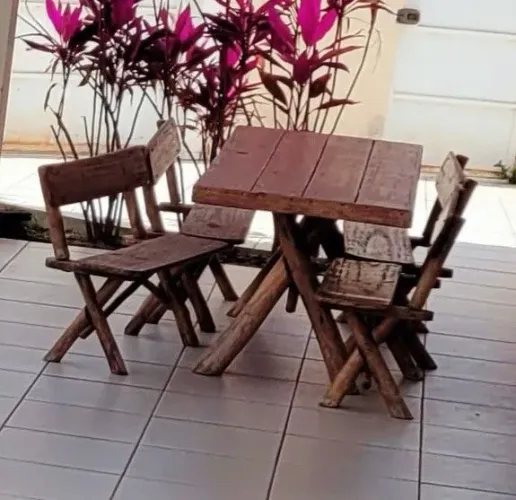 Mesa madeira maciça com 4 bancos