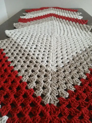 Trilho de mesa em crochê 