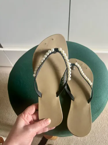Rasteirinhas com pérolas e strass