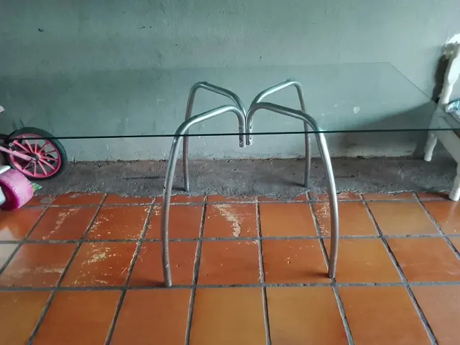 Mesa de Jantar Retangular com Tampo de Vidro e Base de Metal"