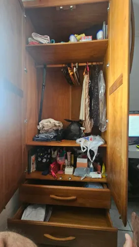 Guarda roupa de madeira