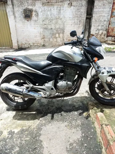 Vendo CB 300 muito conservada também aceito troca 