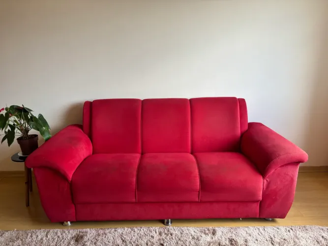 Sofá três lugares vermelho em ótimo estado