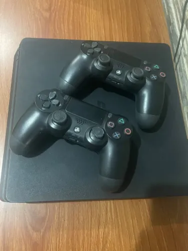 Ps4 slim bem conservado com 2 controles sem detalhes