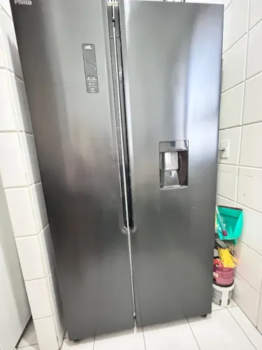 Geladeira com freezer inverter Philco Side By Side 550 litros com dispenser de água