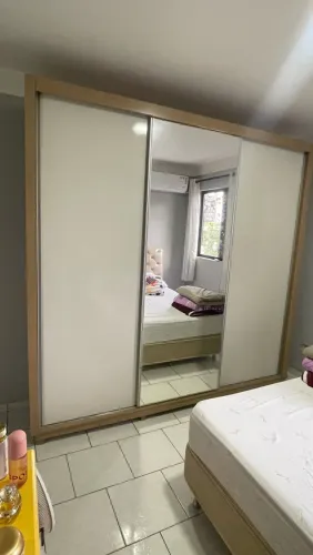 Vendo o Guarda roupa medidas aproximadas Profundidade 60cm Largura 2,40cm Altura 2,50