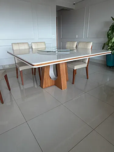 Mesa de 8 lugares quadrada