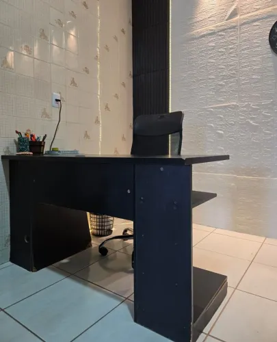 Mesa de escritório com saída para fios embutidos e cadeira giratória 