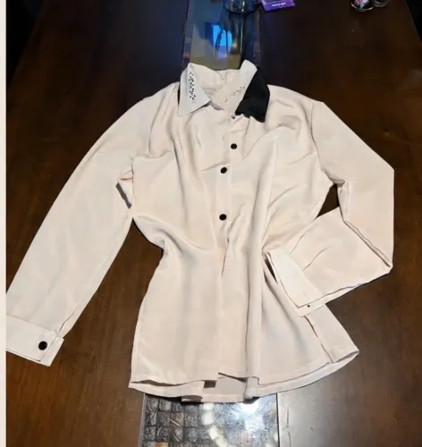 Linda camisa com duas golas sendo que uma tem detalhes vazados