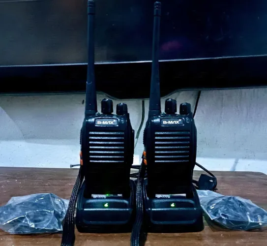 Par de rádios comunicadores B-max BF-777S + fone de ouvido e base de carregamento!
