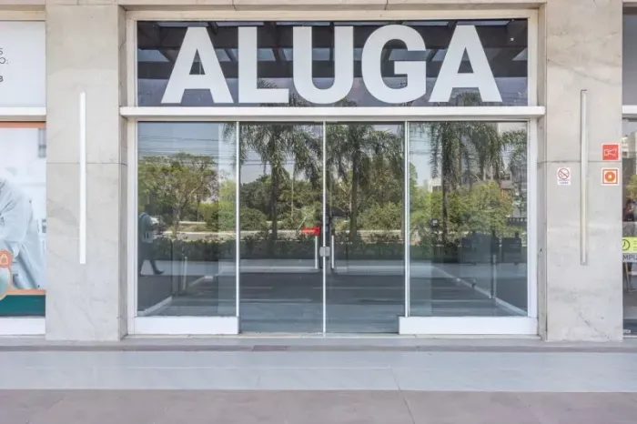 Loja de 40m², piso laminado, fachada de vidro