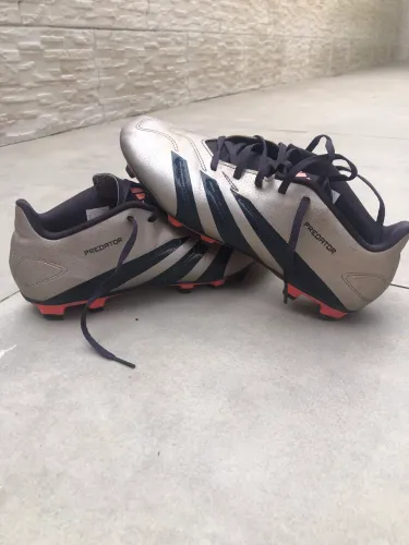 Chuteira de campo da adidas Predator
