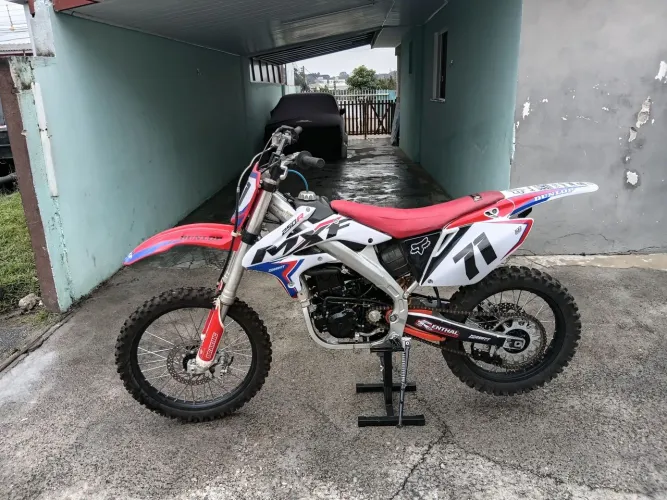Moto de trilha toda revisada