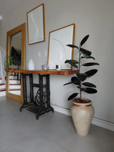 Vasos com pinturas decorativas. 