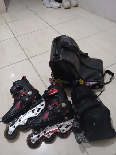 Patins Oxer 35 + bolsa e proteção completa. Tudo por R$110. Sem entrega.