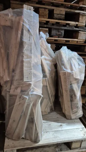 Lenha embalada 30 litros, valor 10.00 reais cada, entregamos com taxa de entrega.